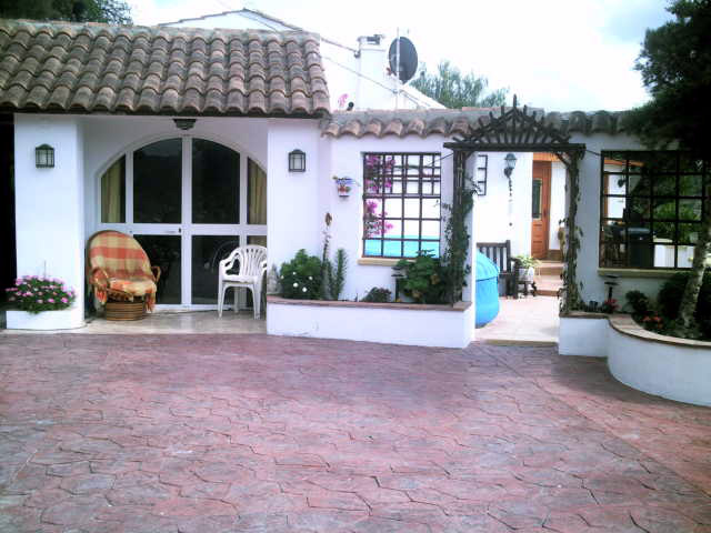 El Chorro apartment: exterior