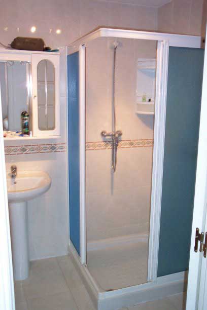 Fuengirola Los Pacos apartment: bathroom