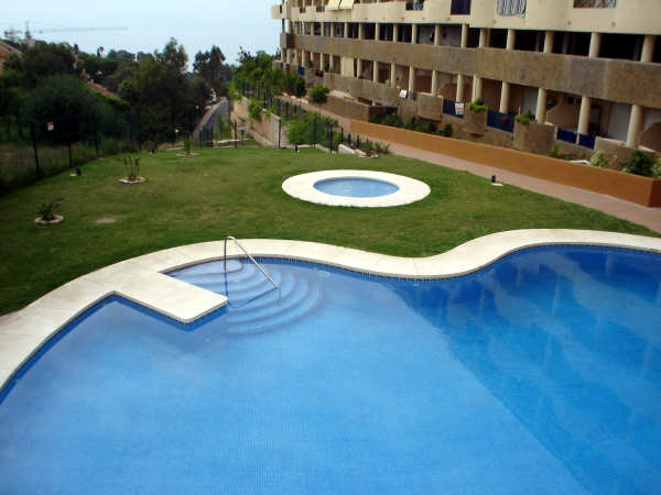 Torreblanca apartment: exterior and swimming pool